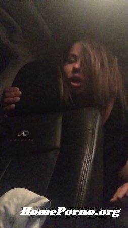 Елена Беркова трахнулась в машине с мужиком и сняла хоум видео на свой мобильный