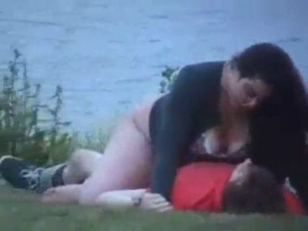 секс с толстой бабой на берегу реки снятое на скрытую камеру