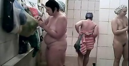 Взрослые женщины моются в бане