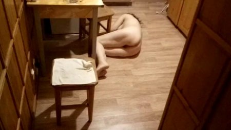 Пьяная жена лежит голая на полу в кухне видео