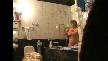 тайком установил камеру в ванной частное видео