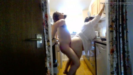 Муж снял на видео жаркий секс со своей толстушкой женой на кухне