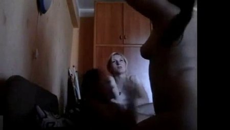 Русская супружеская пара и молодая девушка в любительском видео