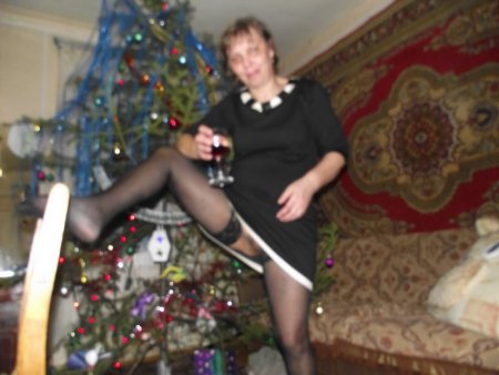 Пьяная Ирина задрав платье показала пизду и затем сделала минет на камеру