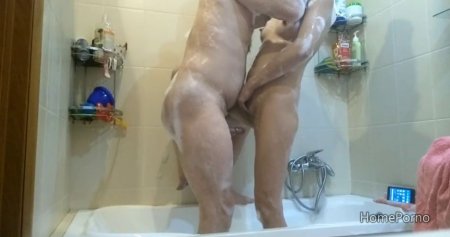 Горячий секс в ванной с развратной зрелой мамочкой