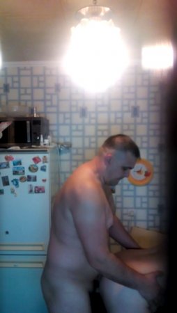 Секс русских супругов на кухне снятый на скрытую камеру