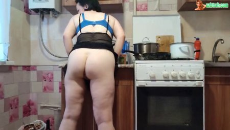 Домашний секс с русской бабой на кухне