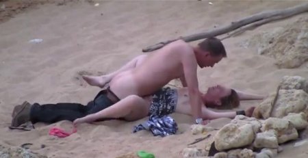Пьяная зрелая пара ебутся на пляже
