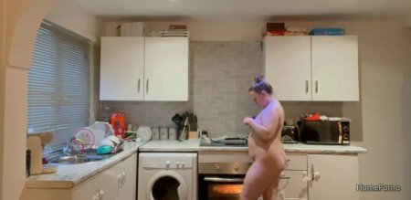Пышка жена голая убирается на кухне
