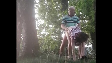 Мужик в лесу трахает зрелую женщину любительское видео
