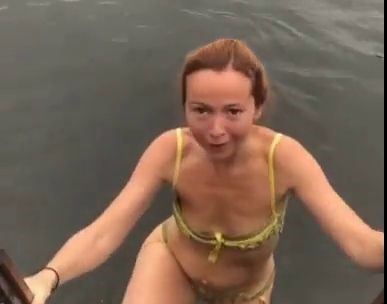 Актриса Елена Захарова купаясь в реке засветила сиськи