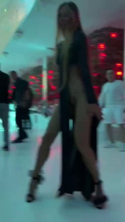 Девушка откровенно танцует в сексуальной одежде